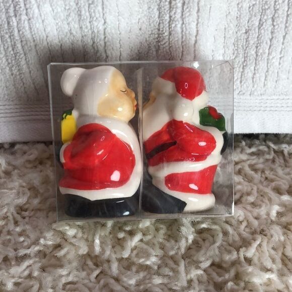 CHRISTMAS HOUSE SALT& PEPPER SHAKERS SANTA & MRS CLAUS - Picture 2 of 4